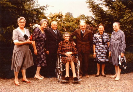 P21 - Madeleine, Suzon, Pierre, Zouzou, Michel, Marinette et Angèle (au mariage de Jacqueline)