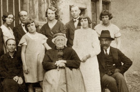 P3 - Marinette, Pierre, Angèle, Michel, Suzon -/- grand-mère Marie, Madeleine, arrière grand-mère Angélique, Thérèse en communiante, grand-père Jean-Baptiste