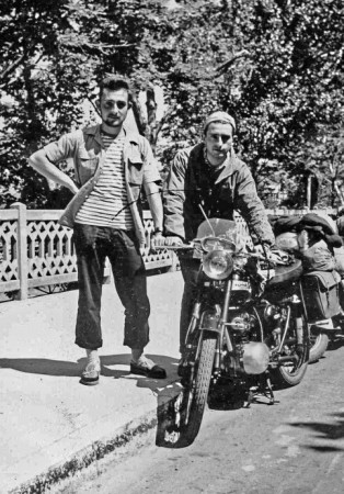 C22 - Claude et Jeannot avec la "grosse moto noire" (tu parles, une 125 cm3!!!)